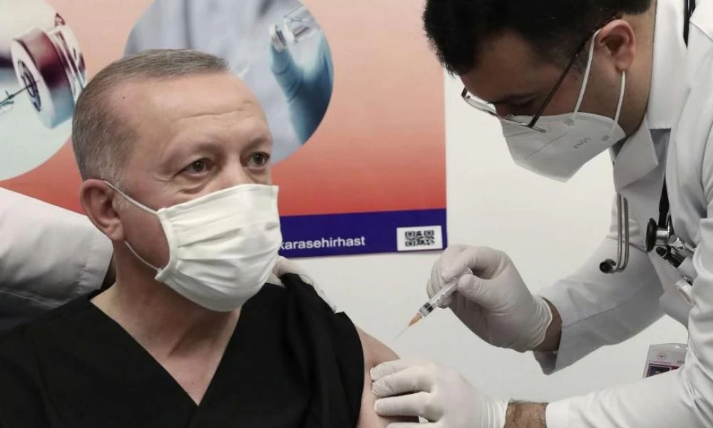 Ο Ερντογάν αντιμέτωπος με την λαϊκή οργή: Έλαβε και 3η δόση εμβολίου κατά του Covid-19!
